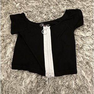 Suzette off the shoulder zip crop top.
NEVER WORN!!🖤